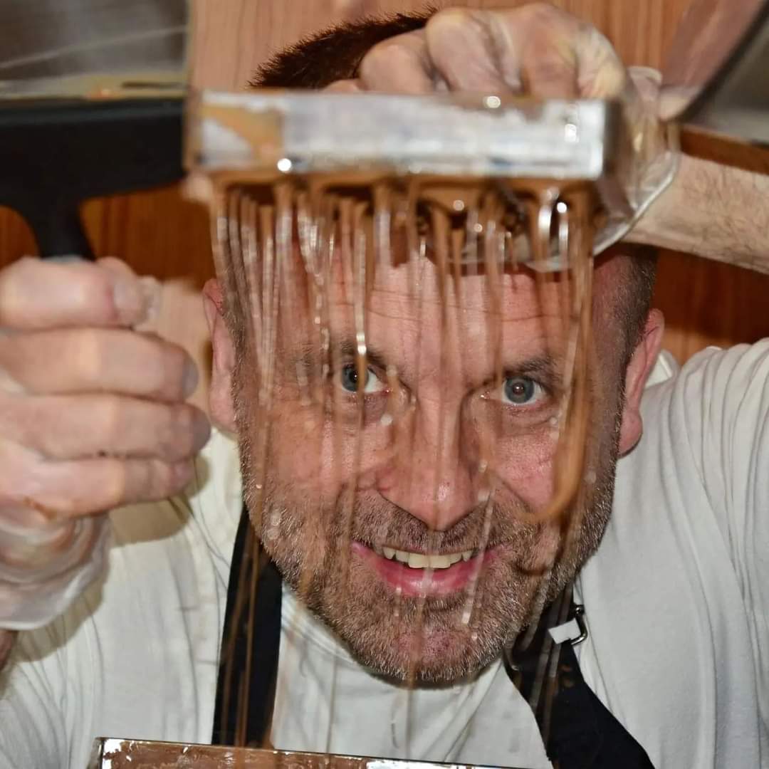 Pavel Jirsa při ruční výrobě čokolády